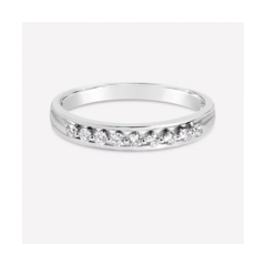 18K/750經典夾鑲白色黃金鑽石戒指
